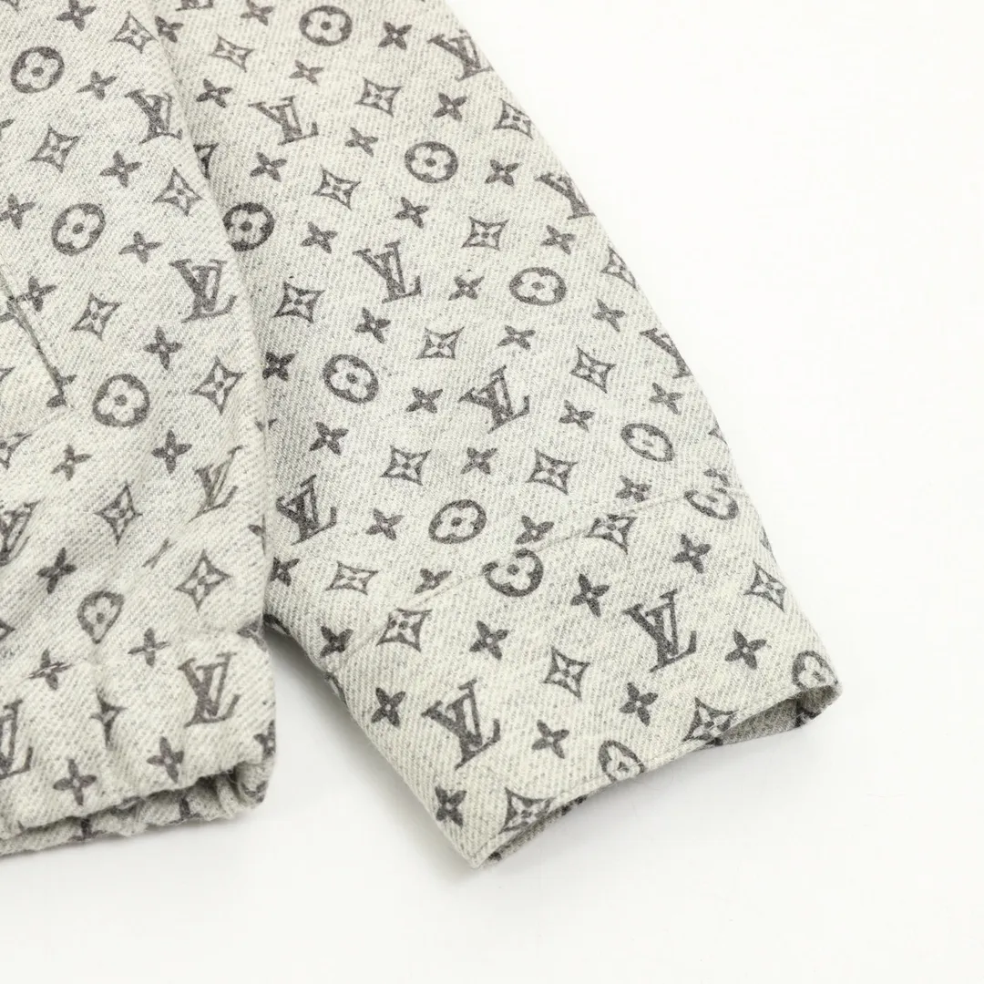 🅿️570 Louis Vuitton/Louis Vuitton presbyopia all-over printed zipper jacket. Purchase the original version and have it printed immediately. The fabric is made of custom densely spun technical fabric that is light and thin, and the upper body is silky and breathable. Infrared positioning cutting, workwear-style windbreaker design, the upper body is invincible and versatile. All details are customized and developed, and all hardware and accessories are restored to ZP. Size：XS-L